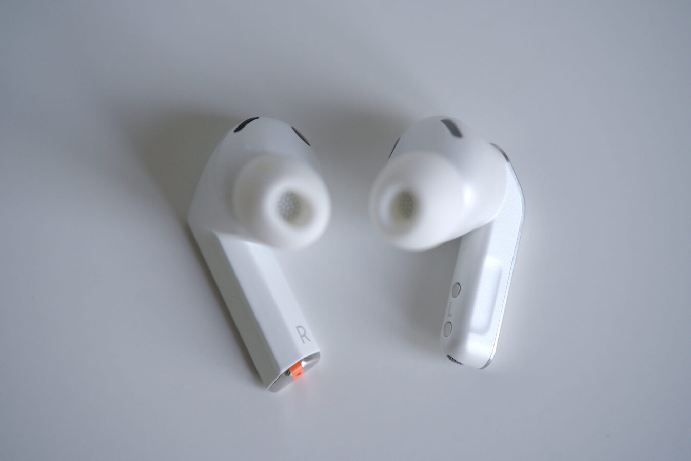 Galaxy Buds 3 Pro po lewej vs Galaxy Buds 4 Pro po prawej