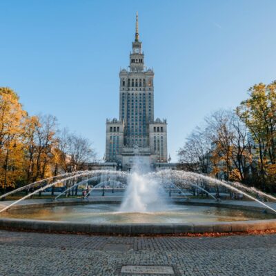 widok na pałac kultury i nauki w warszawie