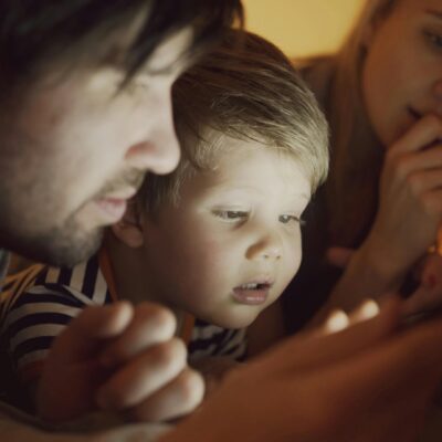 dziecko, tablet, ekran, smartfon, gry, vod, bajki, rodzina