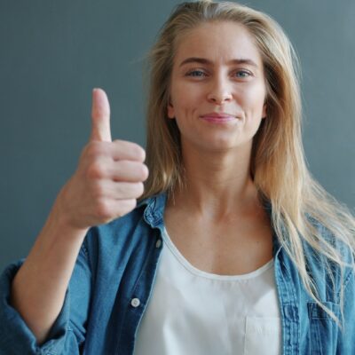 kobieta pokazująca kciuk w górę