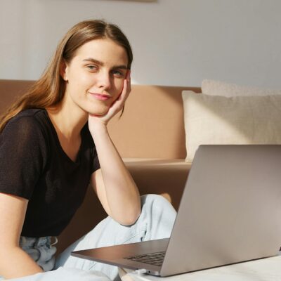 Kobieta, laptop, zadowolona