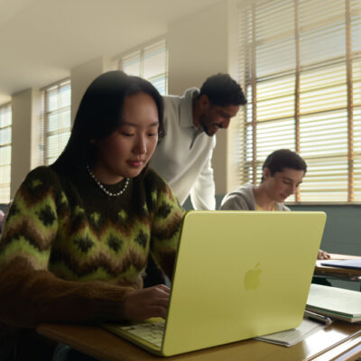 uczniowie korzystający z laptopa apple macbook neo w klasie lekcyjnej w szkole