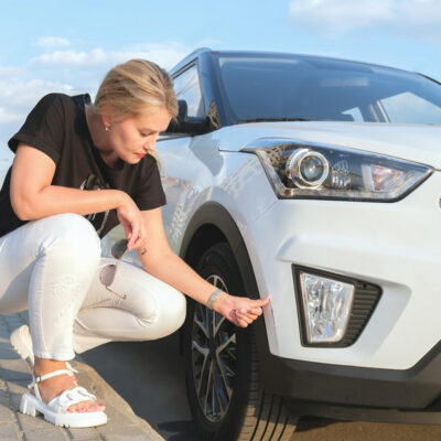 Kobieta uszkodzone auto, wideorejestrator Mio