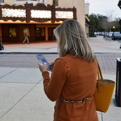 smartfon sms wiadomość kobieta