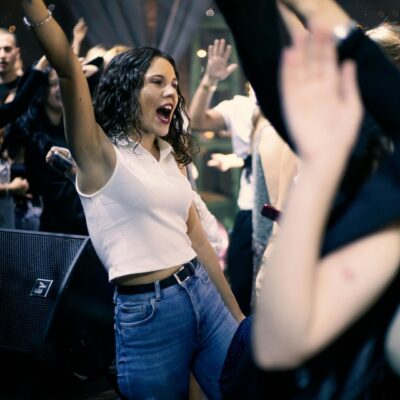 Impreza, domówka, kobieta, szczęśliwa, taniec