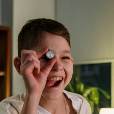 Dziecko z baterią Energizer Ultimate Child Shield
