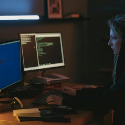 Haker, kobieta, cyberprzestępca, atak hakerski