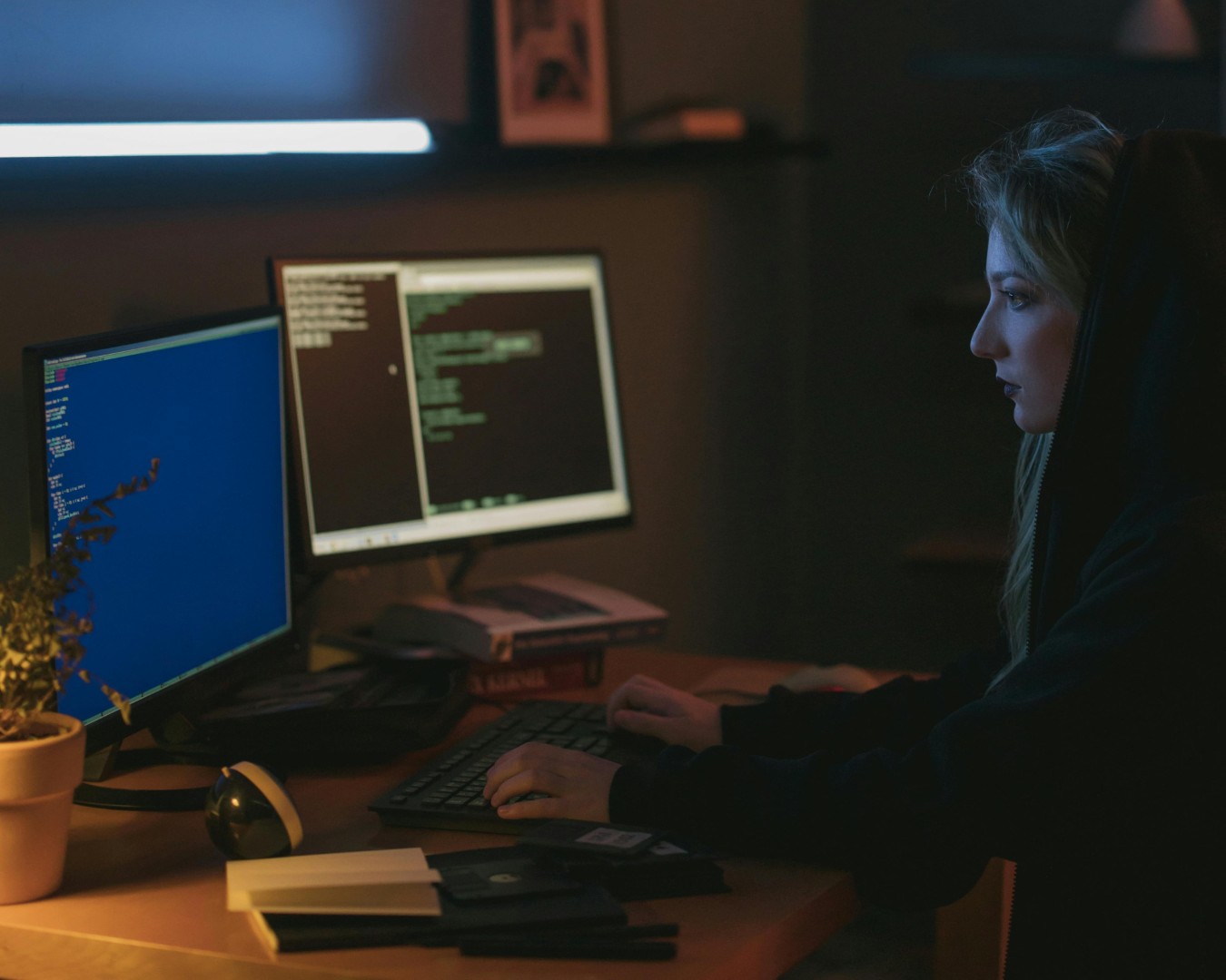 Haker, kobieta, cyberprzestępca, atak hakerski