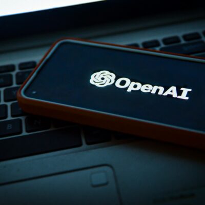 logo openai na smartfonie