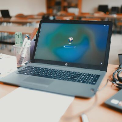 Laptop na biurku nauczyciela