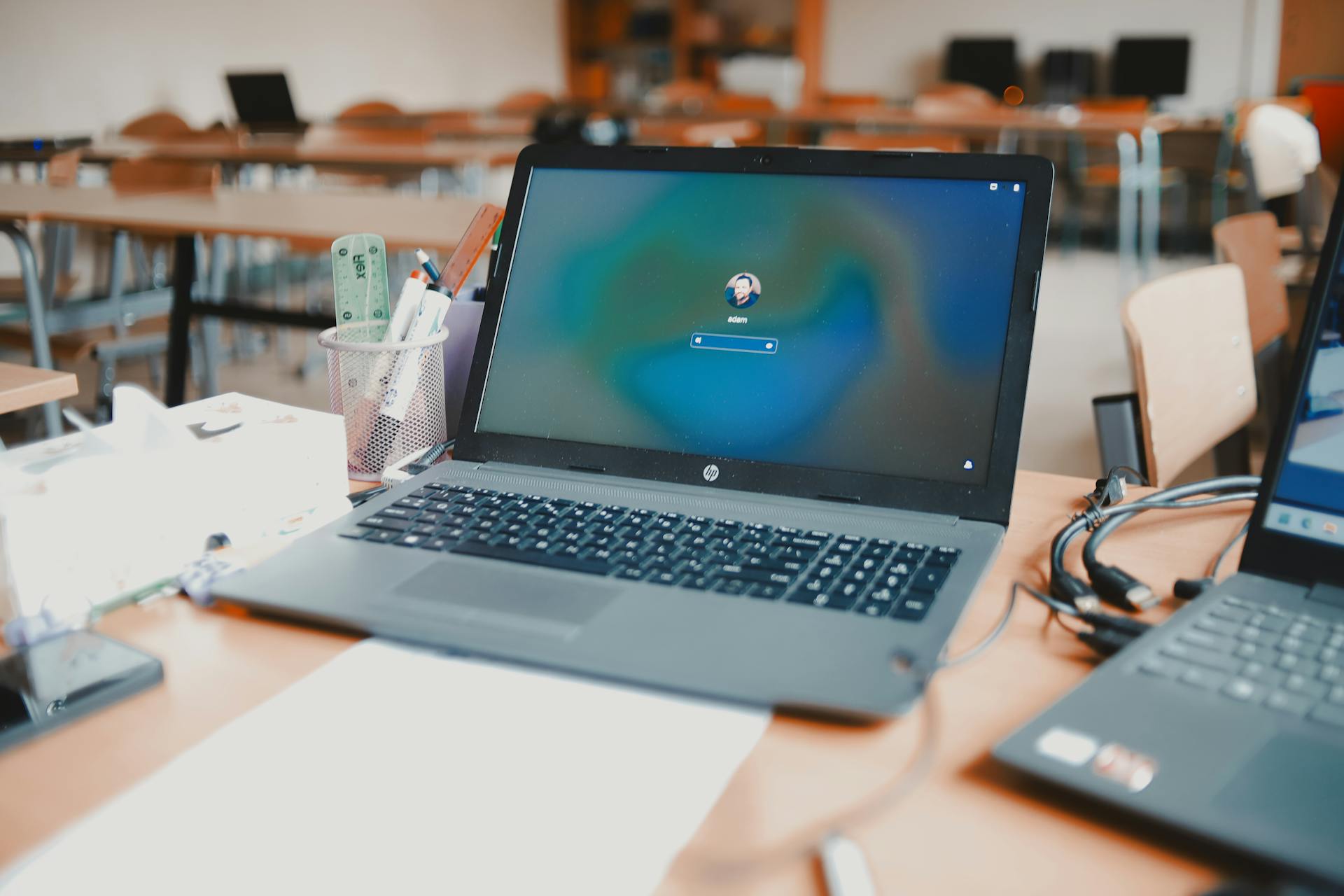 Laptop na biurku nauczyciela