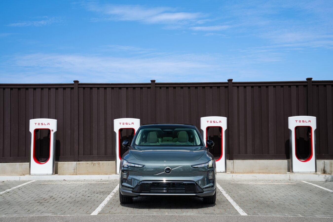 Volvo ładowania na Tesla Supercharger