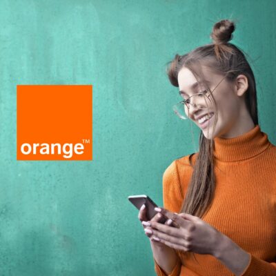 dziewczyna ze smartfonem w ręce, obok logo Orange