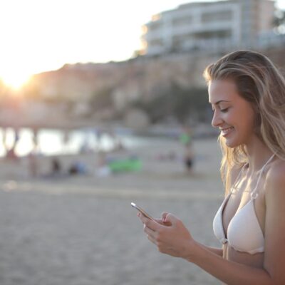 plaża wakacje smartfon
