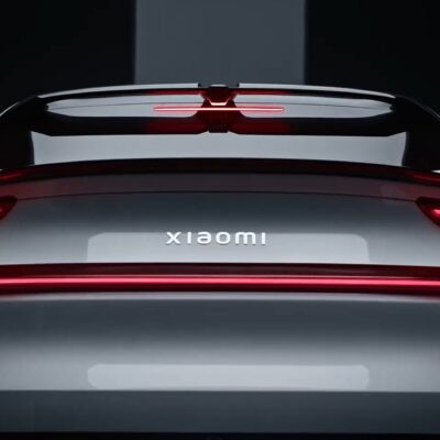 Samochód elektryczny Xiaomi, elektryk, ładowarka, ładowanie, robotyczne ramię