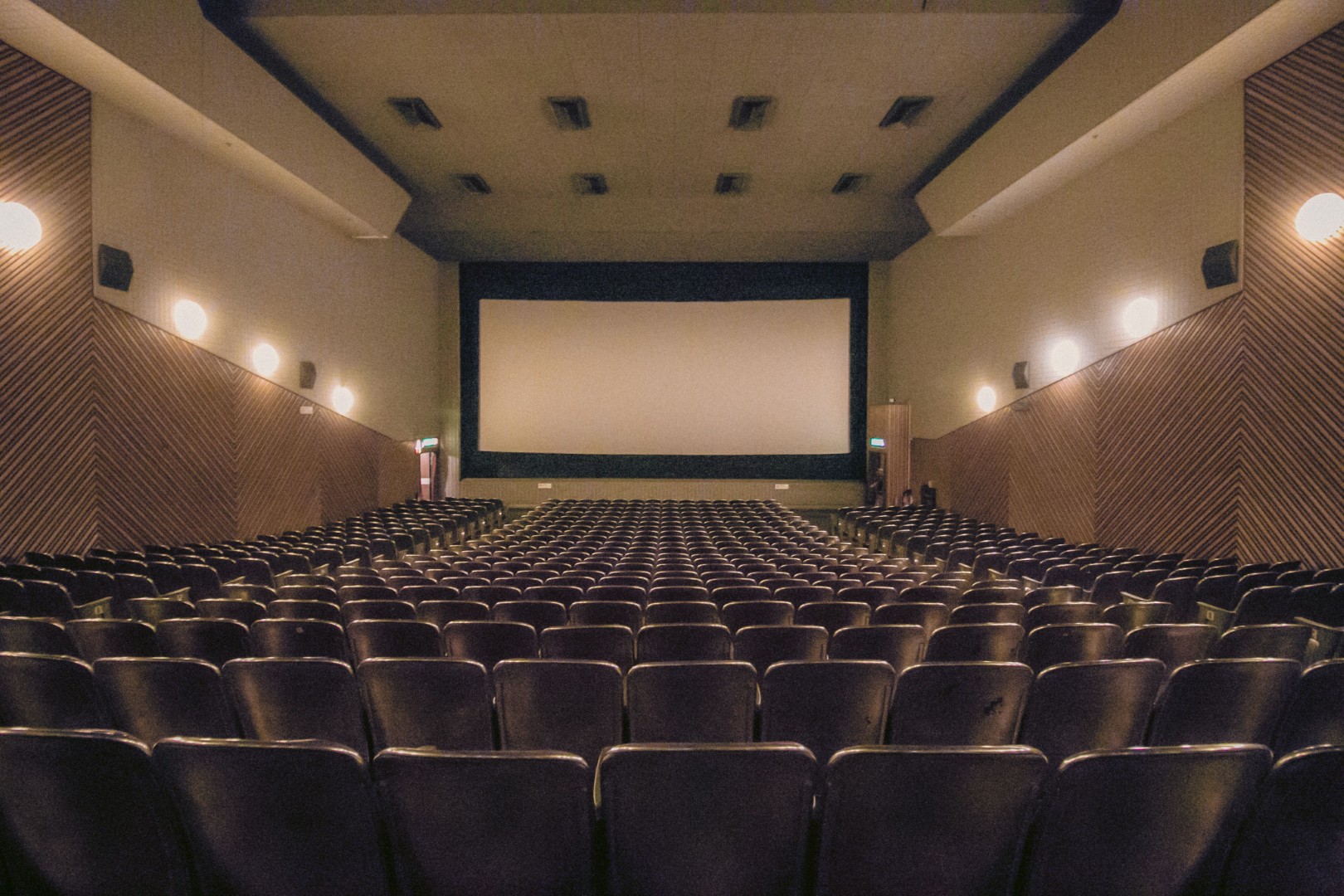 Kino, sala kinowa, ekran, fotele