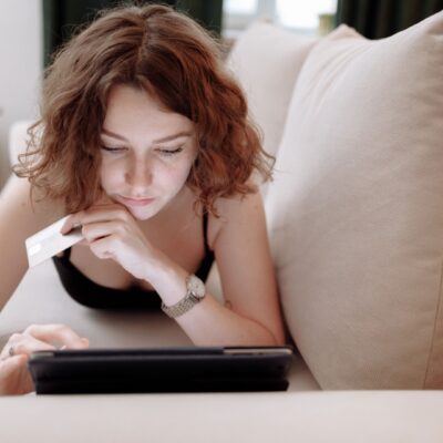 Kobieta, tablet, zakupy w sklepie internetowym, karta płatnicza