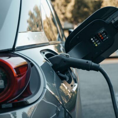 ładowanie samochodu elektrycznego ładowarka