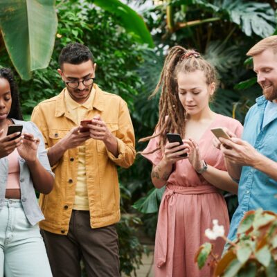 ludzie ze smartfonami telefonami w rękach