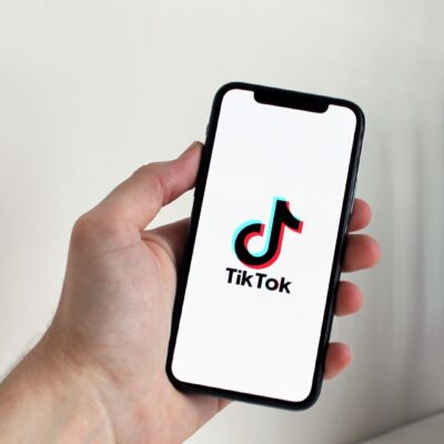 TikTok, smartfon w dłoni