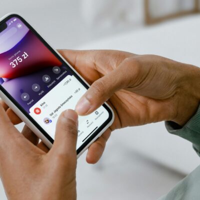 Revolut, aplikacja, smartfon, dłonie