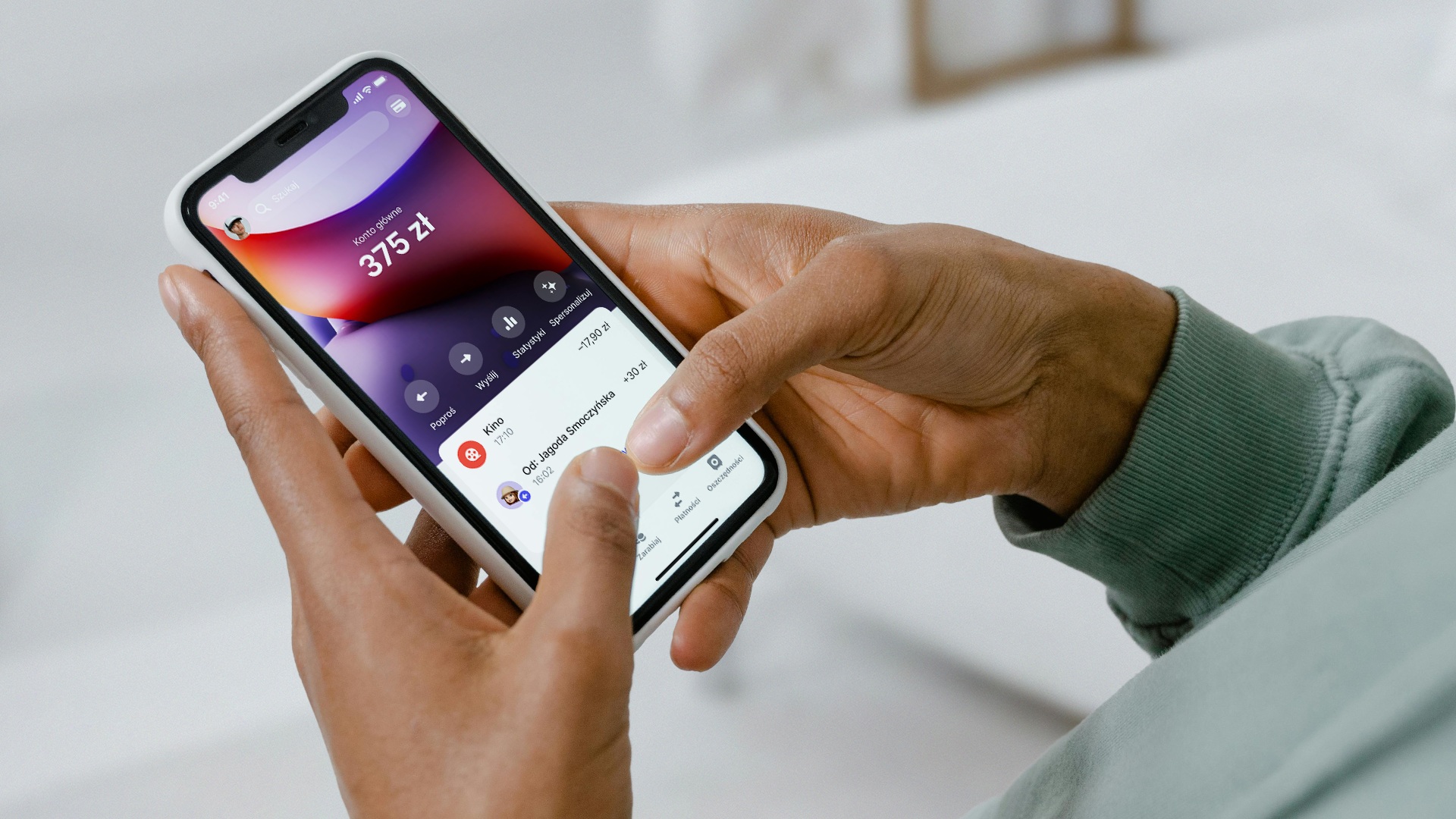 Revolut, aplikacja, smartfon, dłonie