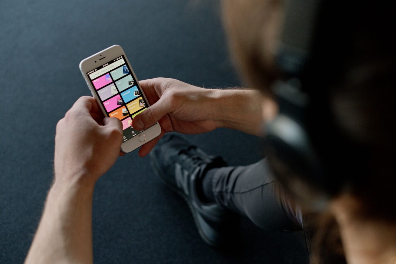 Spotify, smartfon, słuchawki, trening muzyka