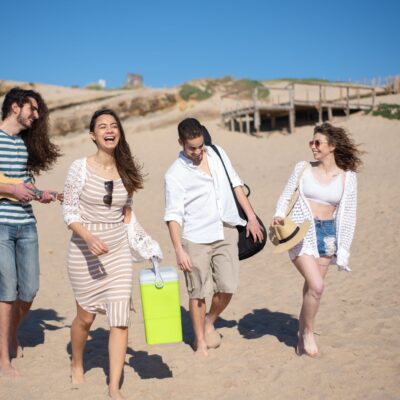 szczęśliwi młodzi ludzie na plaży