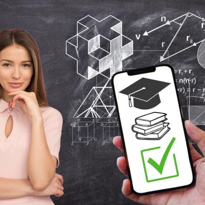 kobieta nauczycielka na tle tablicy szkolnej, a na pierwszym tle smartfon