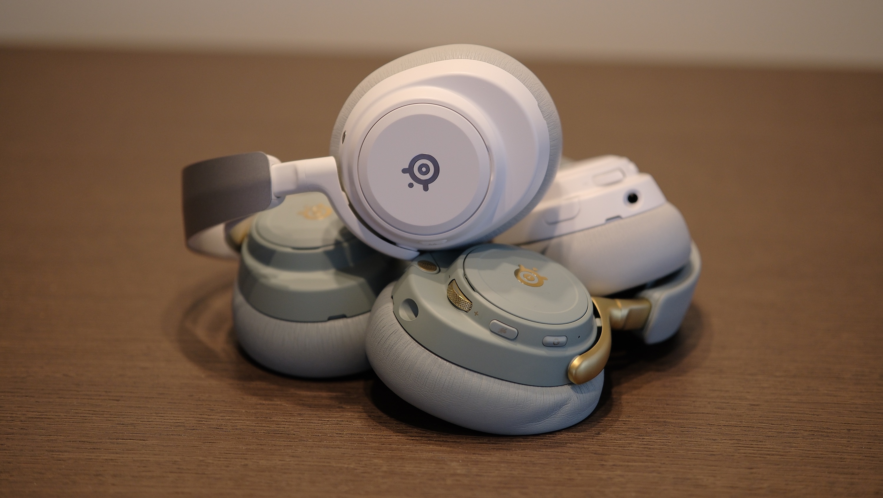 Porównanie SteelSeries Arctis Nova Elite z Arctis Nova Pro Omni