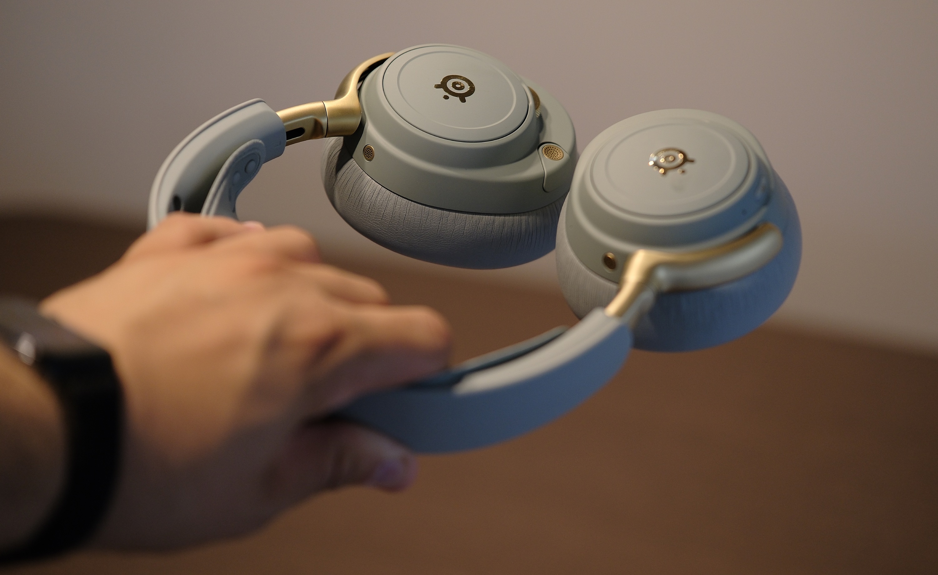 Porównanie SteelSeries Arctis Nova Elite z Arctis Nova Pro Omni