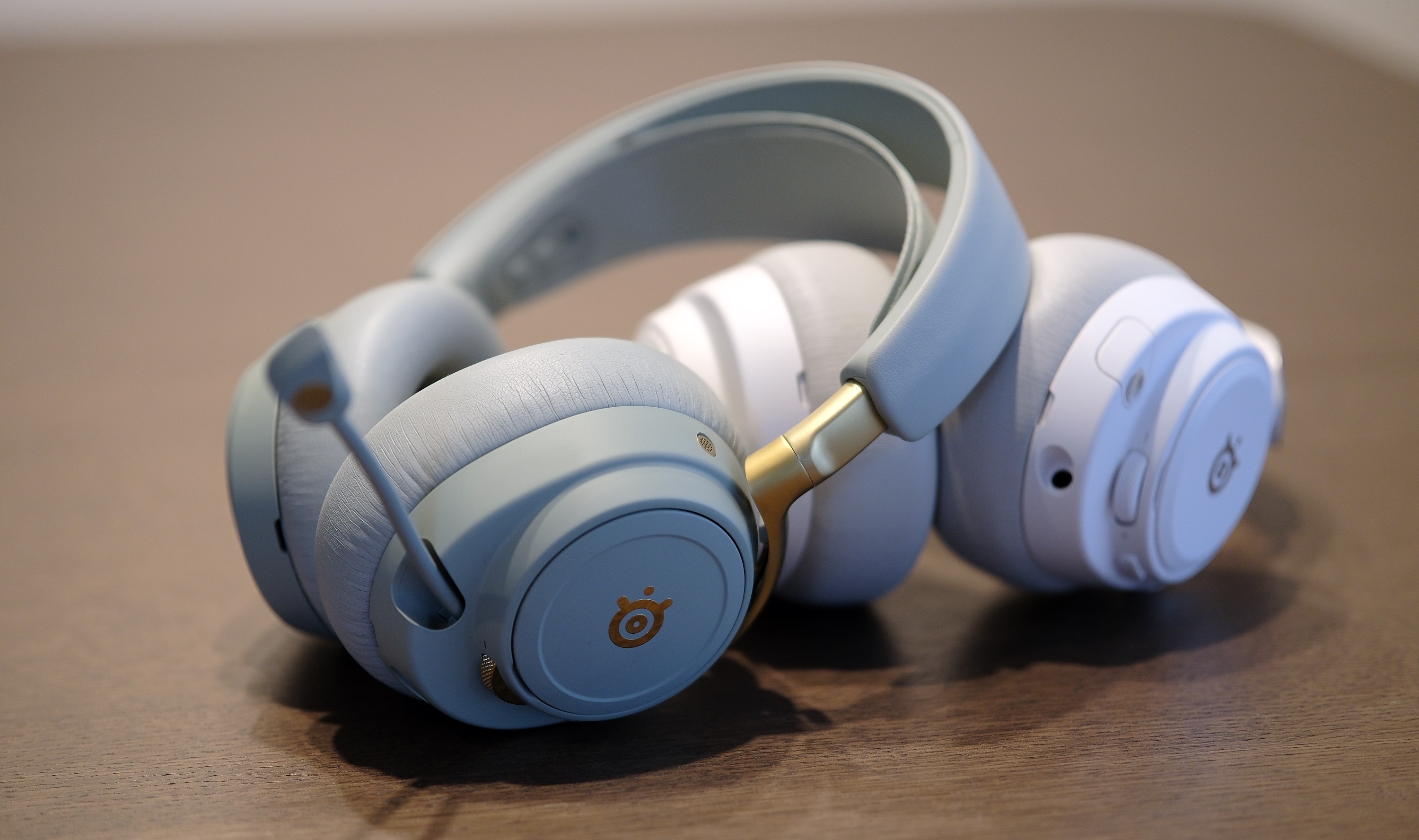 Porównanie SteelSeries Arctis Nova Elite z Arctis Nova Pro Omni