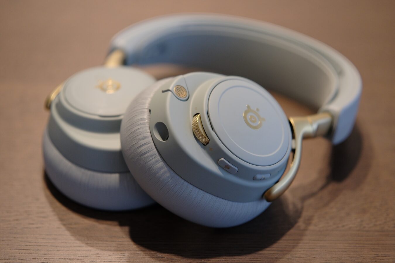 Porównanie SteelSeries Arctis Nova Elite z Arctis Nova Pro Omni