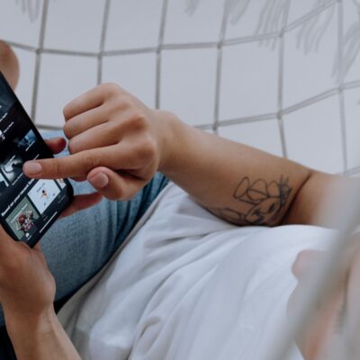 kobieta, smartfon, spotify, playlisty,muzyka