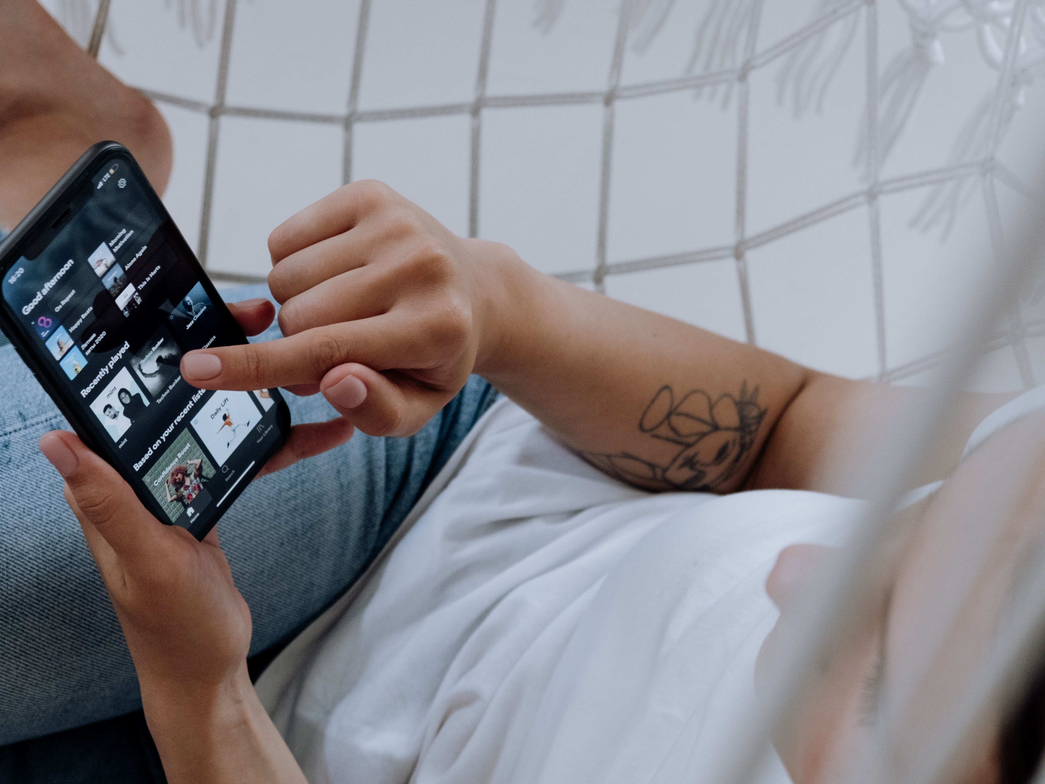 kobieta, smartfon, spotify, playlisty,muzyka
