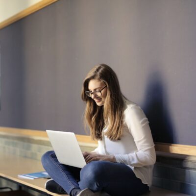 studentka z laptopem
