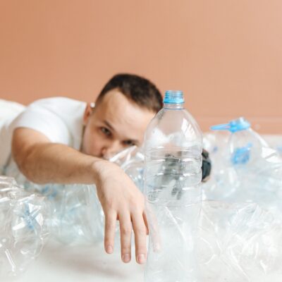 mężczyzna, butelki po wodzie, butelka plastikowa, system kaucyjny