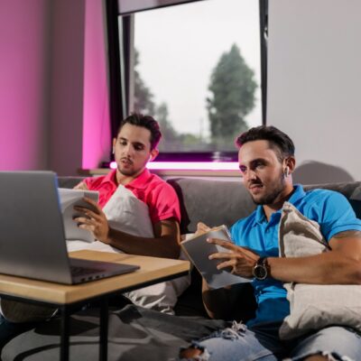 Studenci, notatki, laptop, internet, telewizja, zadowoleni