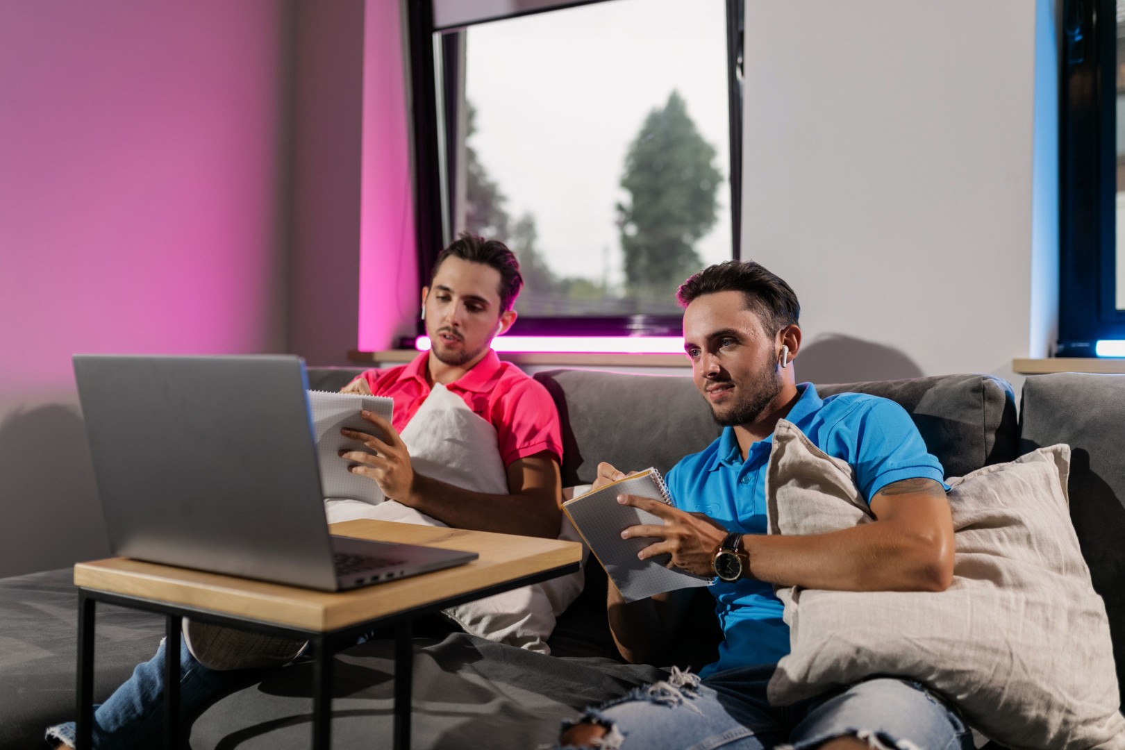 Studenci, notatki, laptop, internet, telewizja, zadowoleni