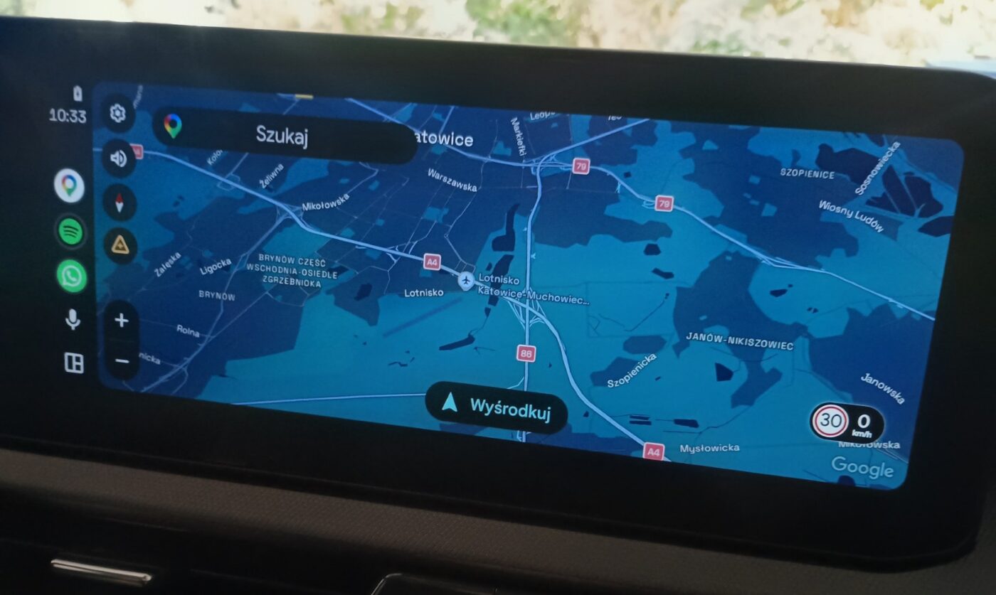 Mapy Google w Android Auto z prędkościomierzem i ograniczeniem prędkości bez włączonego celu
