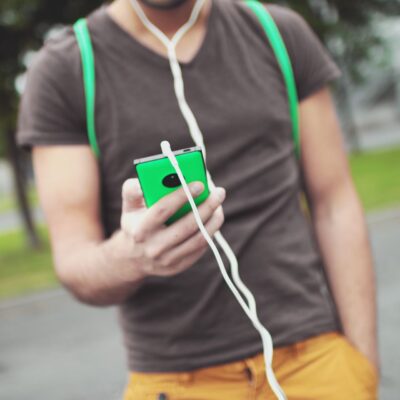 mężczyzna ze smartfonem w ręce