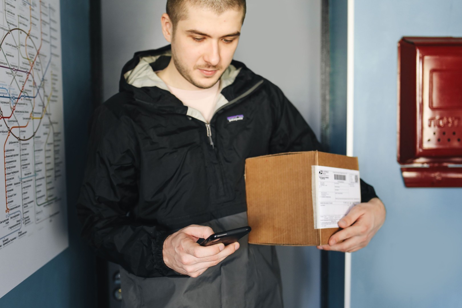 Mężczyzna, smartfon, paczka