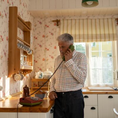 senior, starszy człowiek, telefon stacjonarny