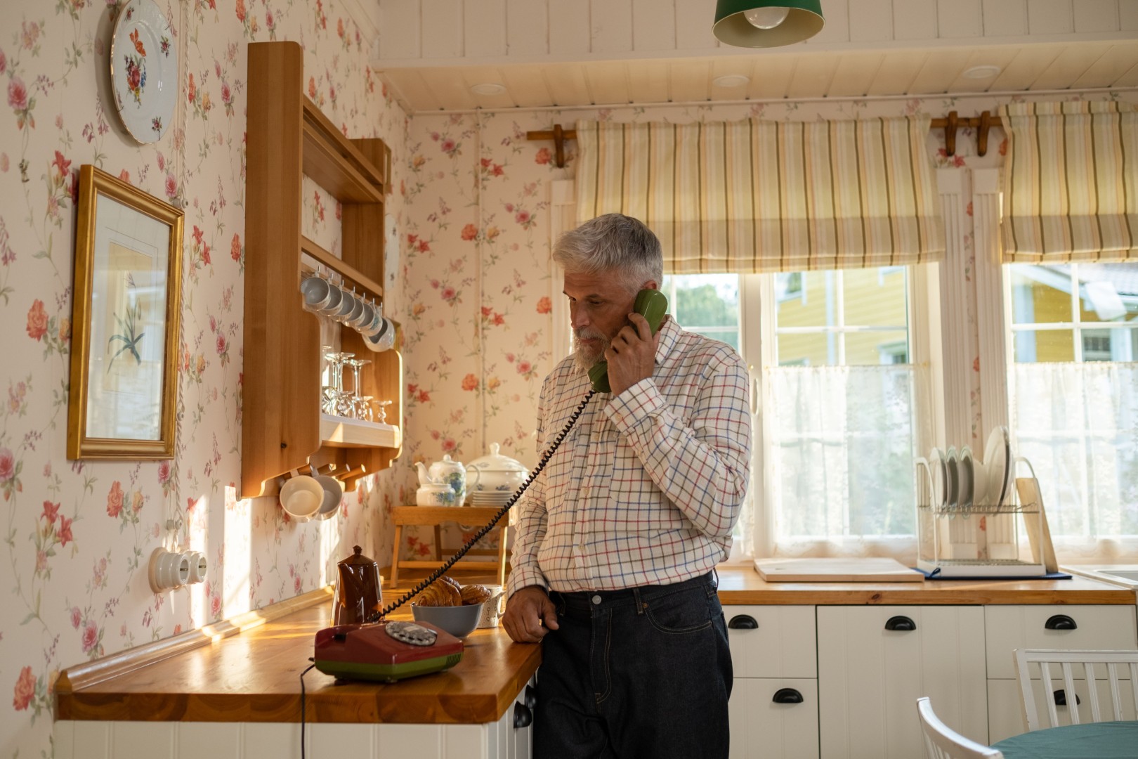 senior, starszy człowiek, telefon stacjonarny