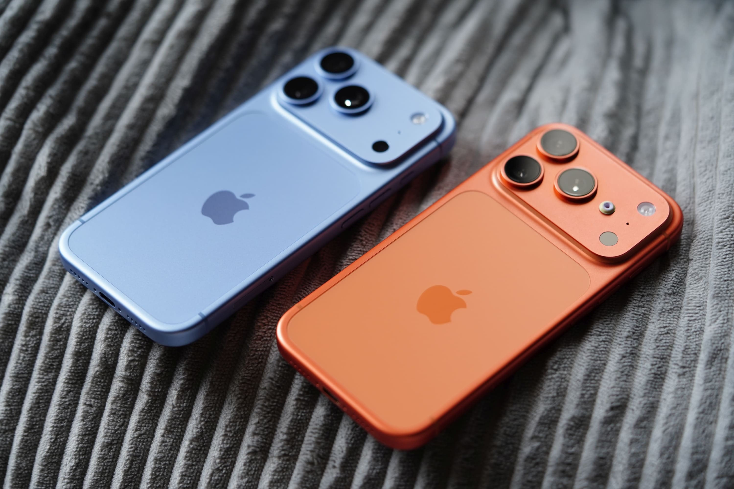 iPhone 18 Pro (niebieski) i iPhone 17 Pro (pomarańczowy)